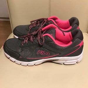 👟FILA WOMANS RUNNING OR WALKING SNEAKER